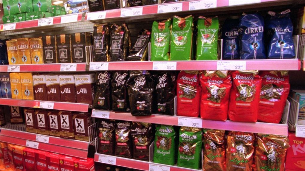 kvinde handler kaffe