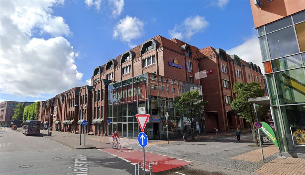 et stort butikscenter set fra vejen