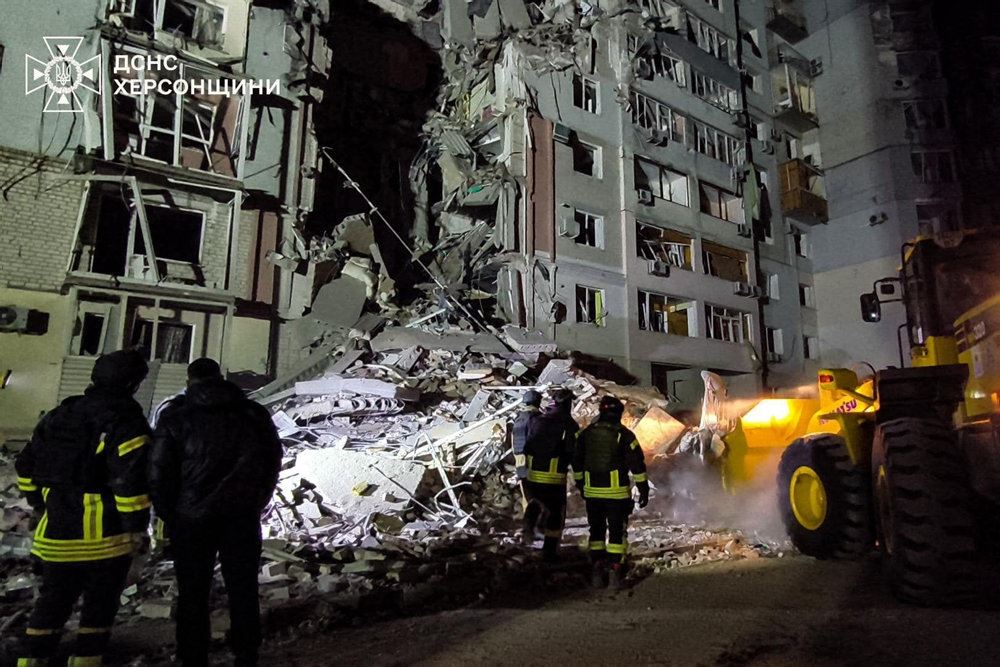 Billedet viser en boligblok, der er delvist styrtet sammen efter et russisk luftangreb i byen Kherson 20. februar.