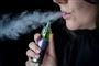 En mund der puster damp ud efter en e-cigaret