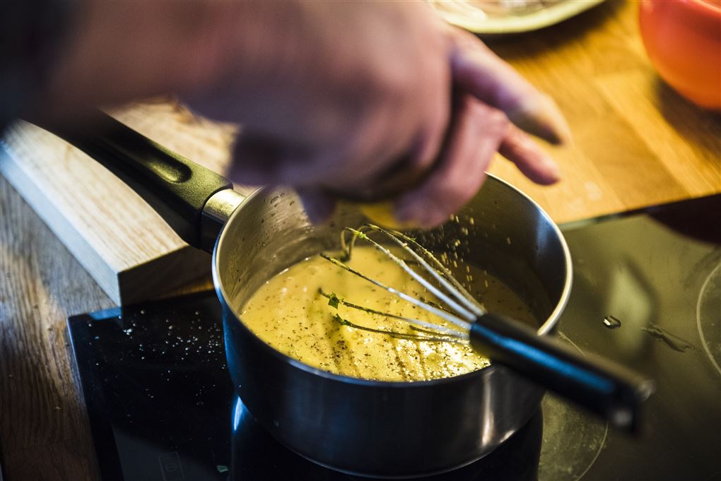 lille gryde med sauce og piskeris