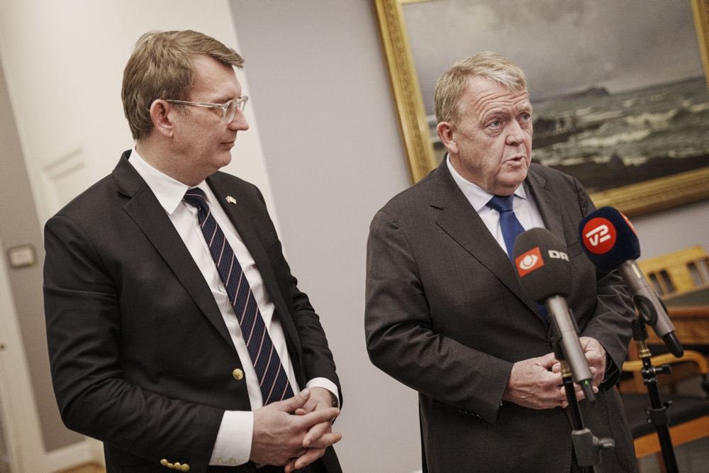 to mænd i hvide skjorter, slips og grå jakke
