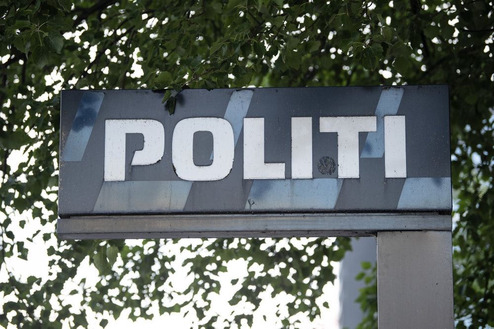 Skilt hvor der står politi