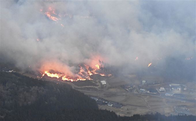 flammer og masser af røg i et bjergrigt område