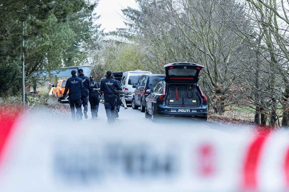 Betjente arbejder bag ved en politiafspærring