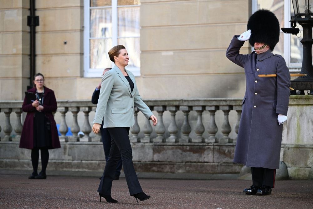 Mette Frederiksen passerer soldat