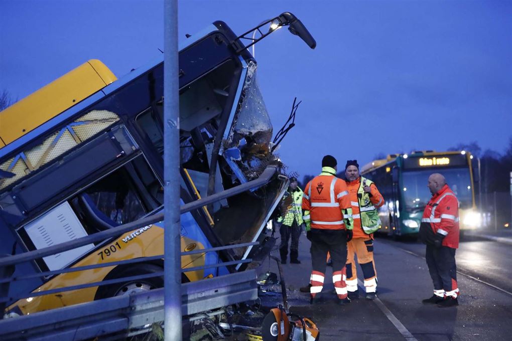 Bus med smadret forenden holder ud over en bro