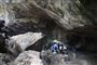 en grotte med forskere i