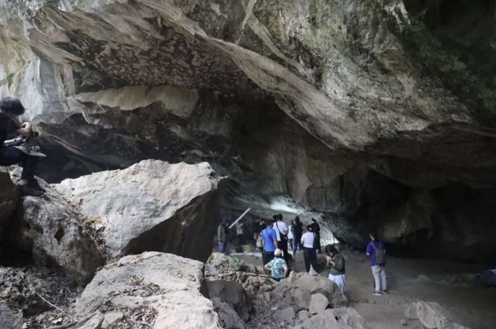 en grotte med forskere i