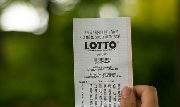 person holder lotto-kupon