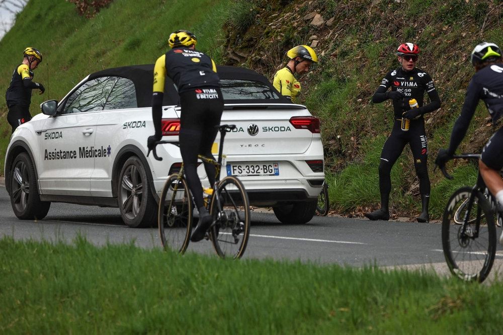 cykelrytter kører på vejen