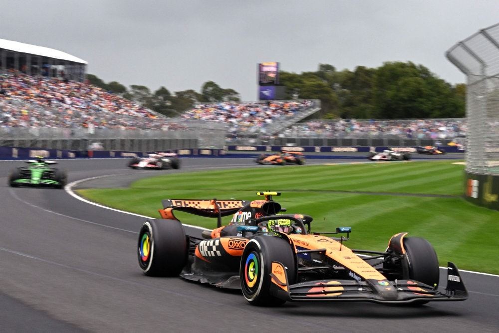 F1-biler på en bane