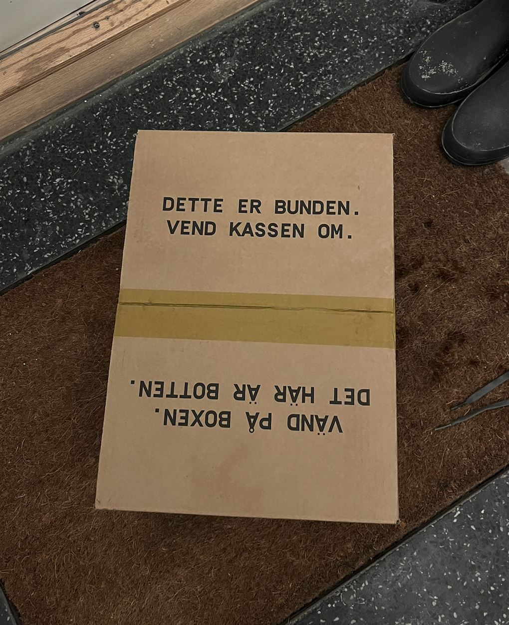 en brun papkasse