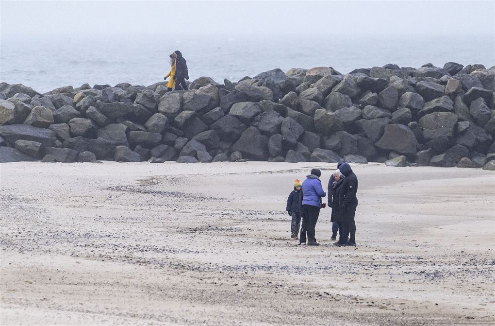 folk på gåtur ved Hvide Sande