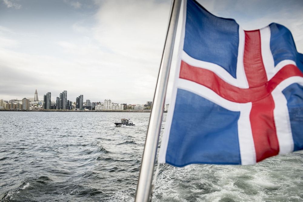 et islandsk flag i stævnen på en båd