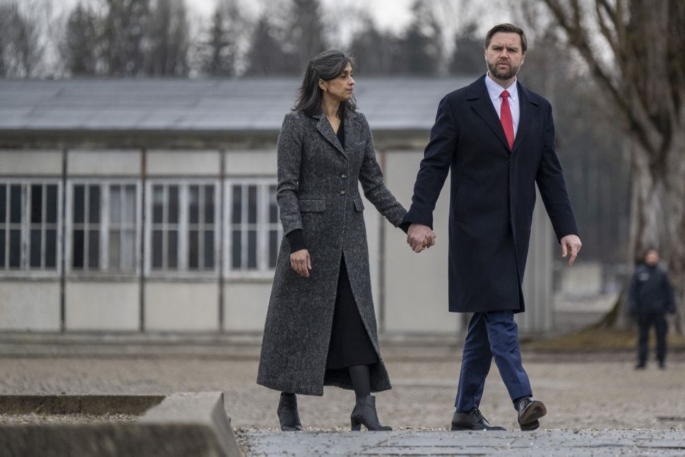 mand og kvinde spadserer med hinanden i hånden