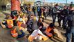 demonstranter i orange veste bliver anholt
