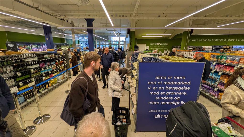 Butiksgang med masser af mennesker