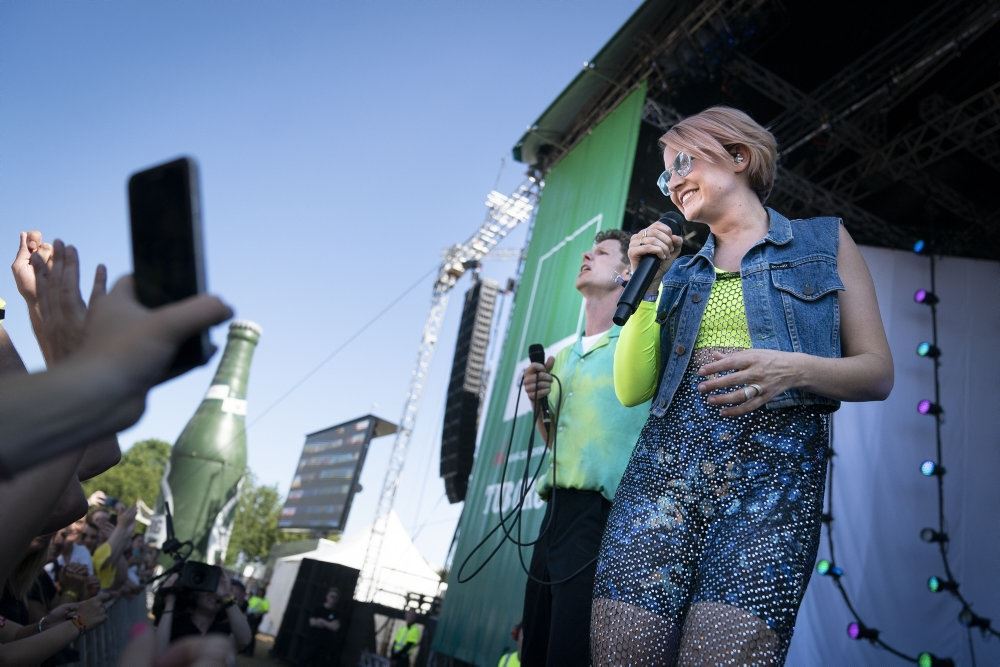 folk på scenen