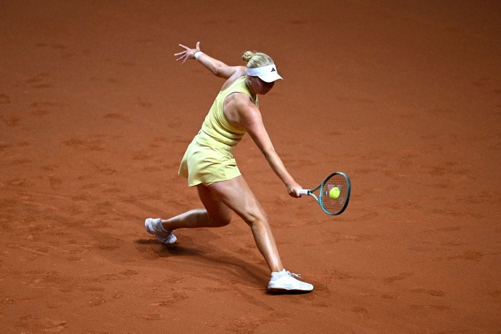 kvindelig tennisspiller på rødt grus