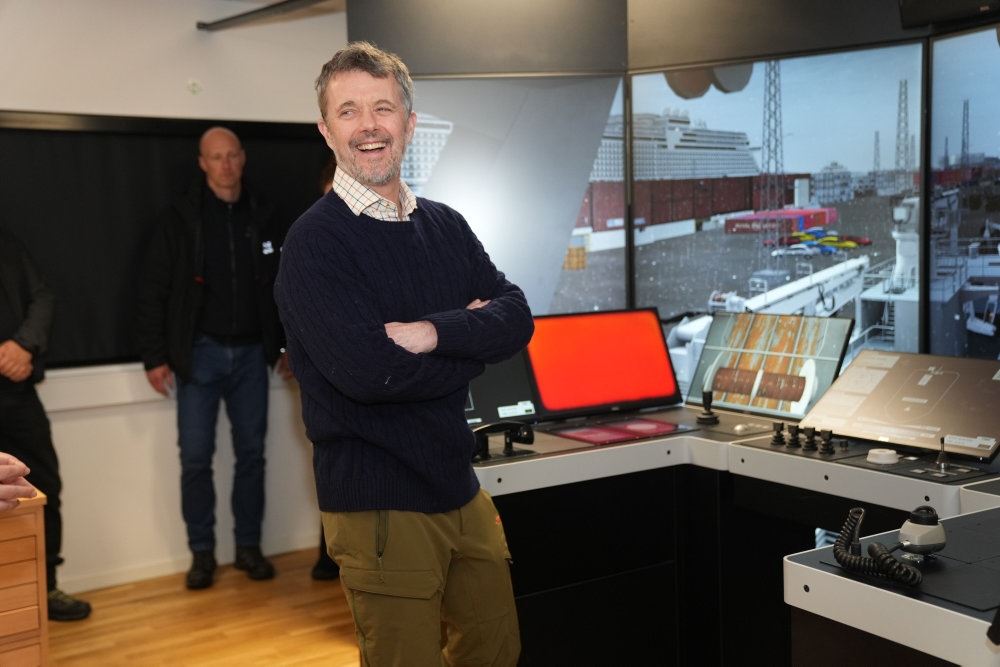 mand med korslagte arme