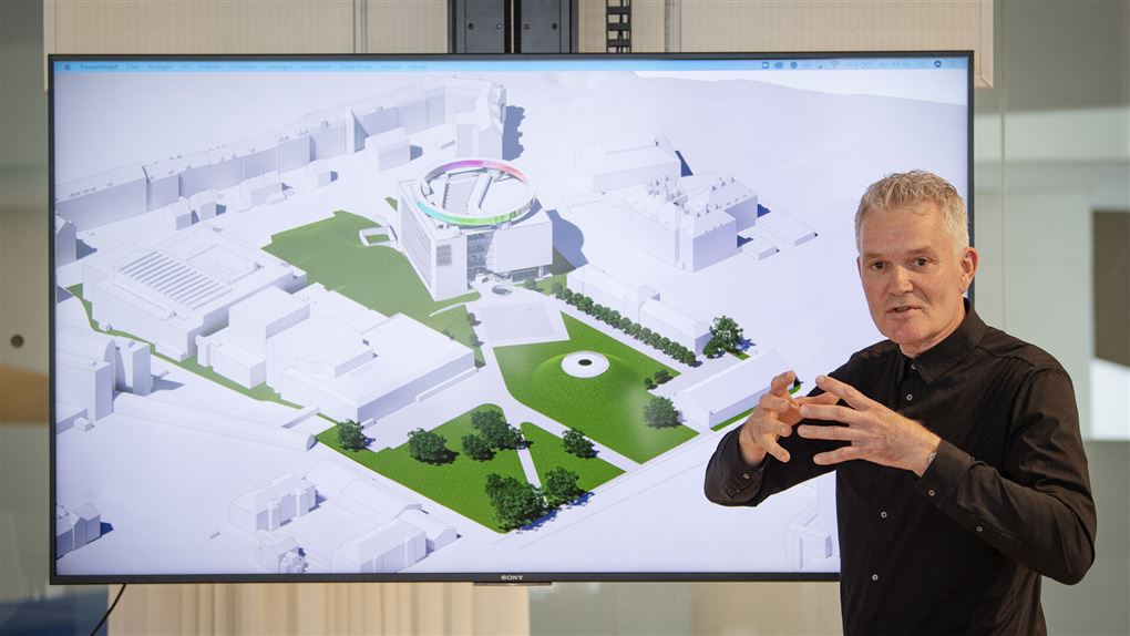 en mand taler foran en skærm med en illustration