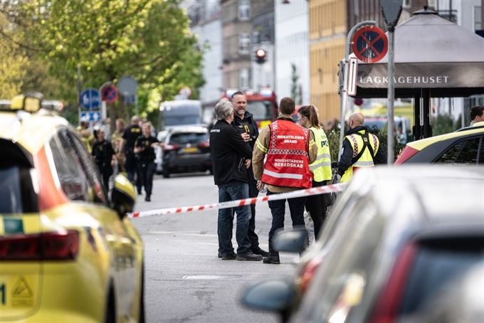 Folk bag politiafspærring