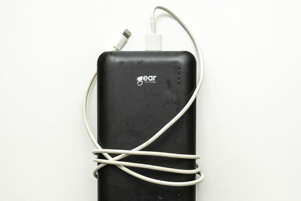 billede af sort powerbank