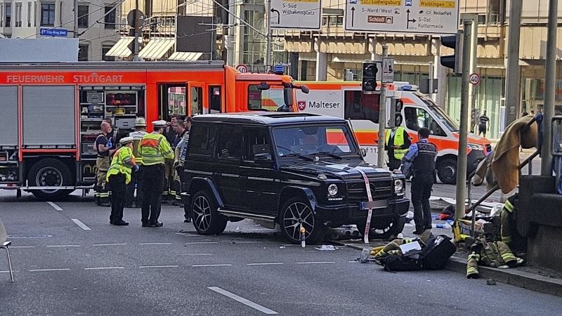 en bil er kørt ind i mennesker og bygninger