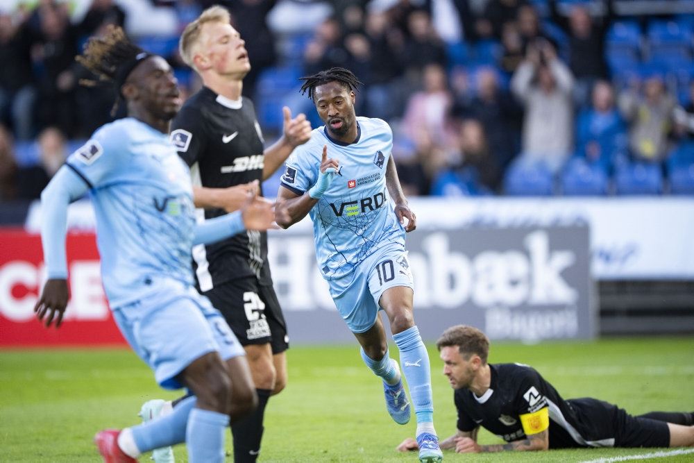 fodboldspillere i aktion