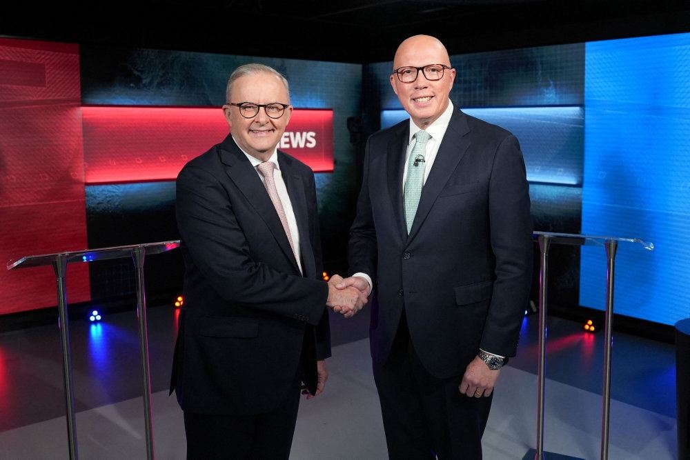 to politikere hilser på hinanden