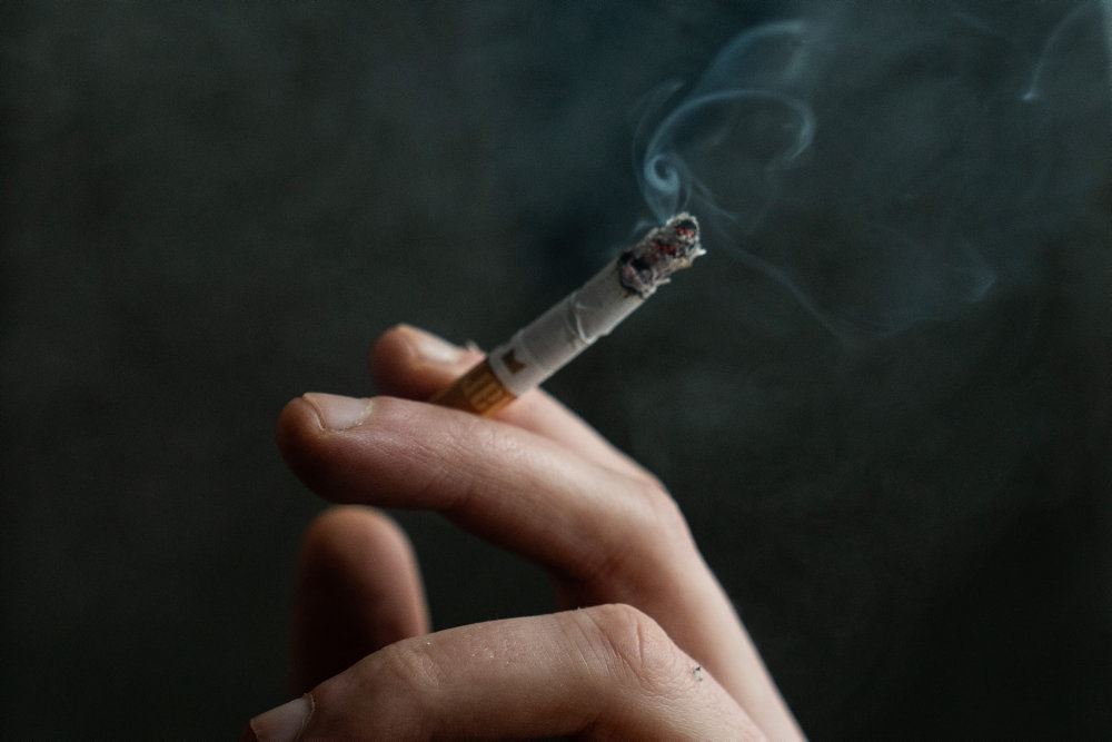 en cigaret holdt i en hånd