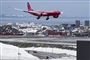 Fly ved at lande i lufthavn