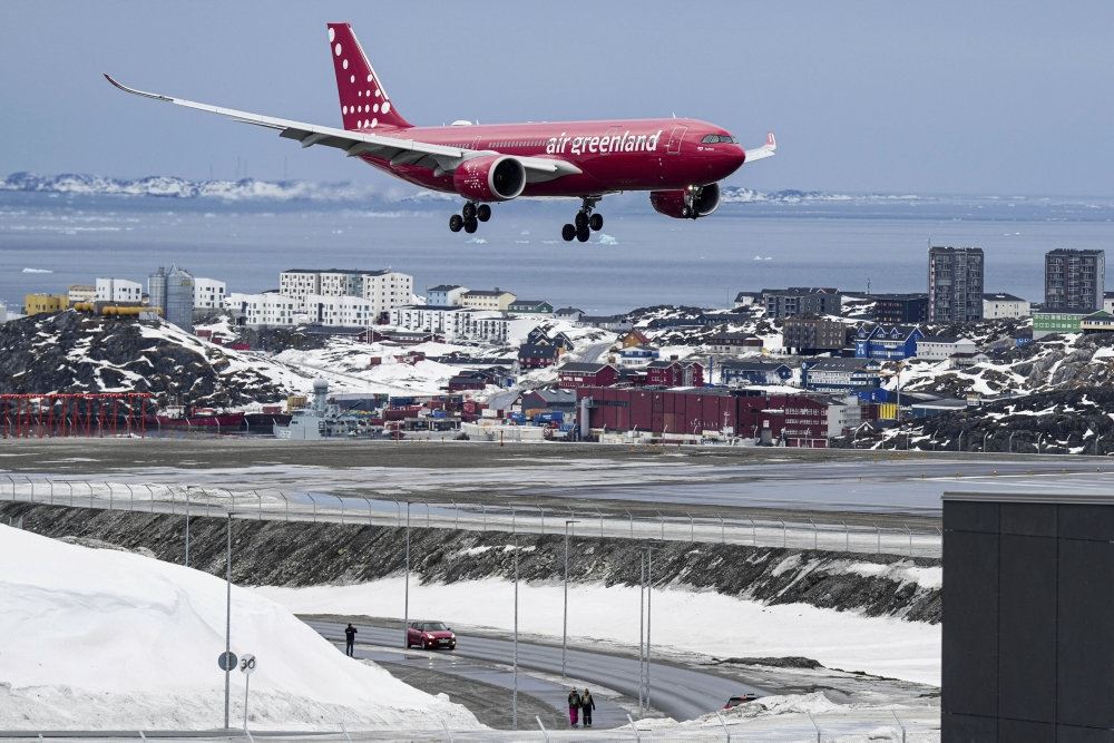 Fly ved at lande i lufthavn