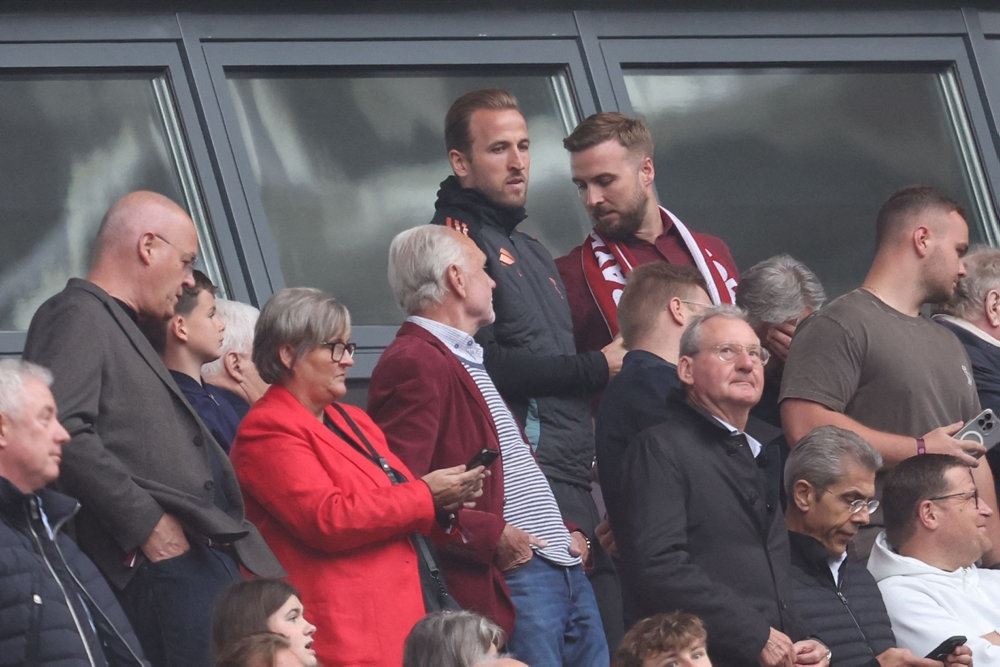 Personer i udskiftningsboks på fodboldbane