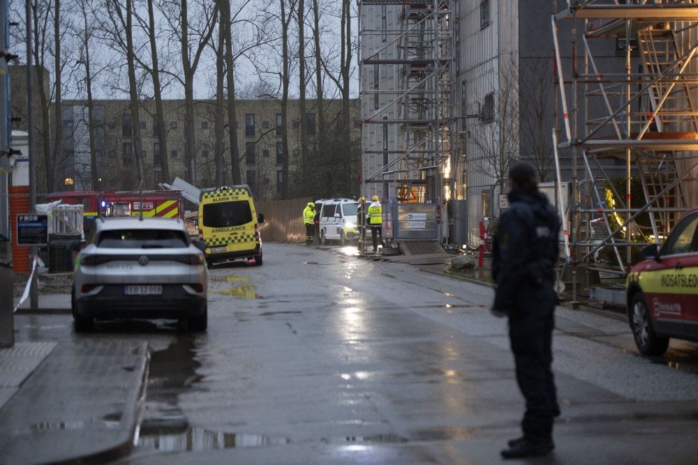 Politi og ambulancer på vej