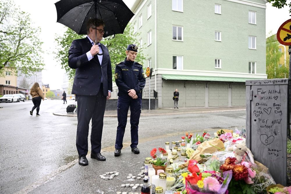 blomster på fortorv efter drab