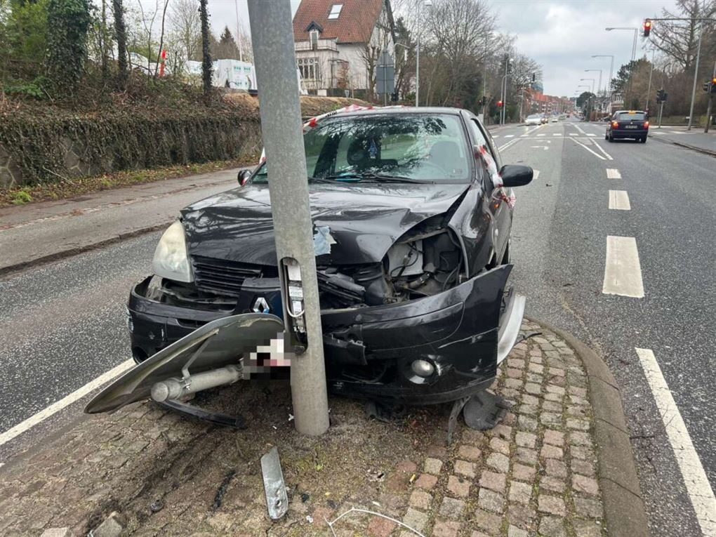 bil er kørt ind i lygtepæl