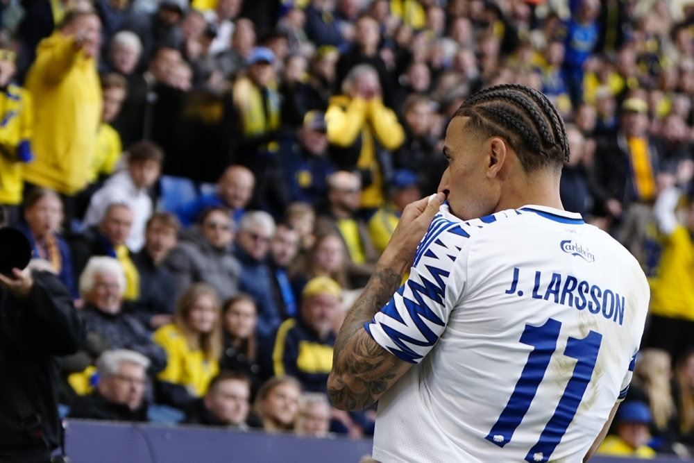 fodboldspillere i hvidt jubler