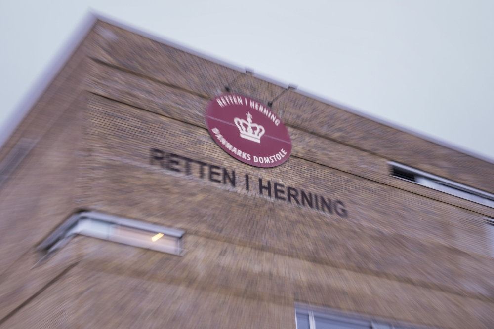 skilt på retsbygning i herning