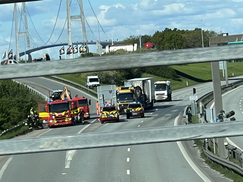 redningskøretøjer til stede på vej 