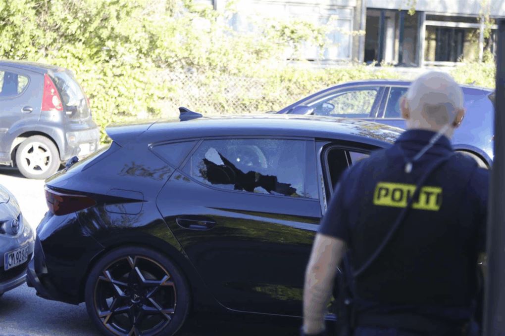 bil med ødelagt siderude