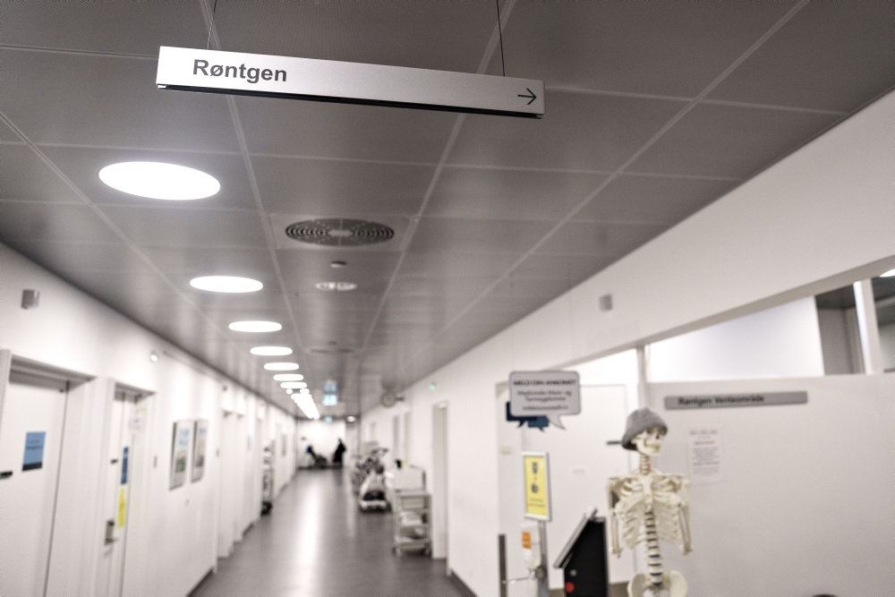 Billede af tom hospitalsgang