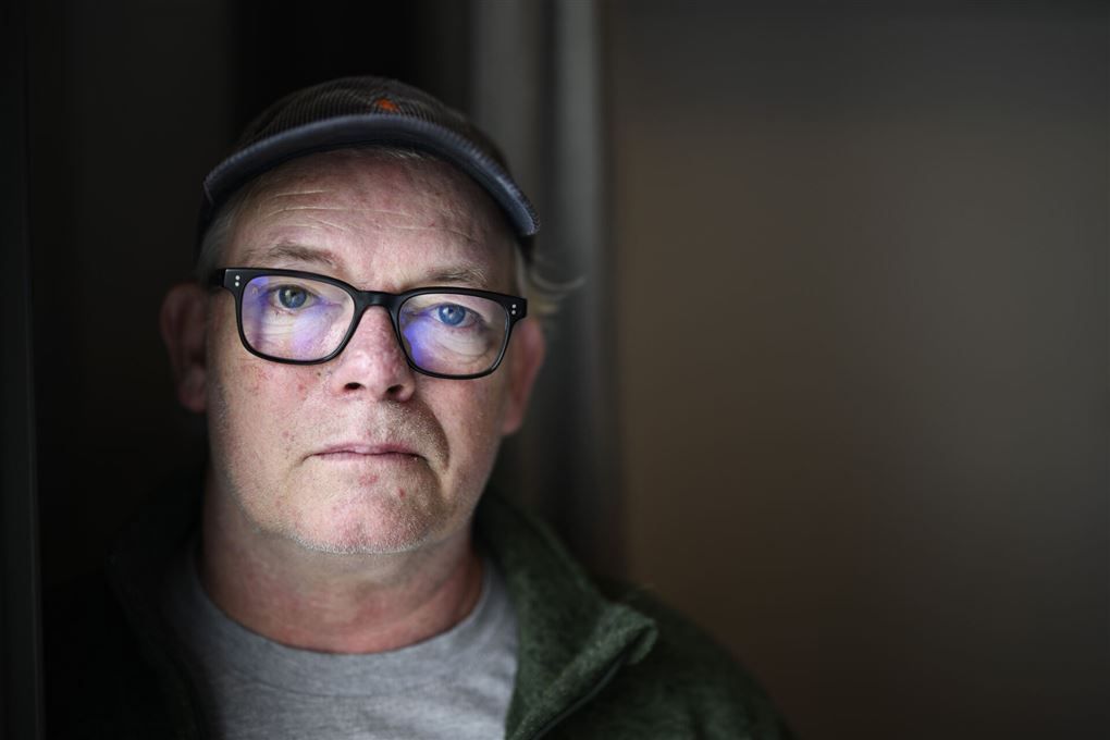 Mand med hat og briller i en opgang