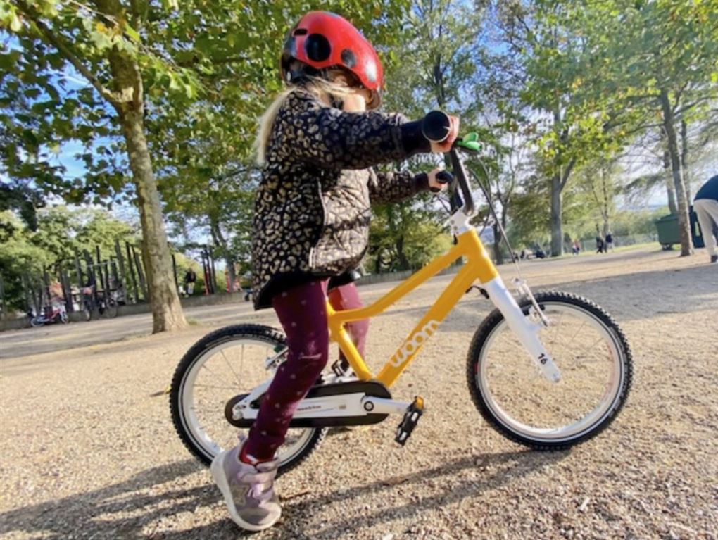 en pige på en lille cykel
