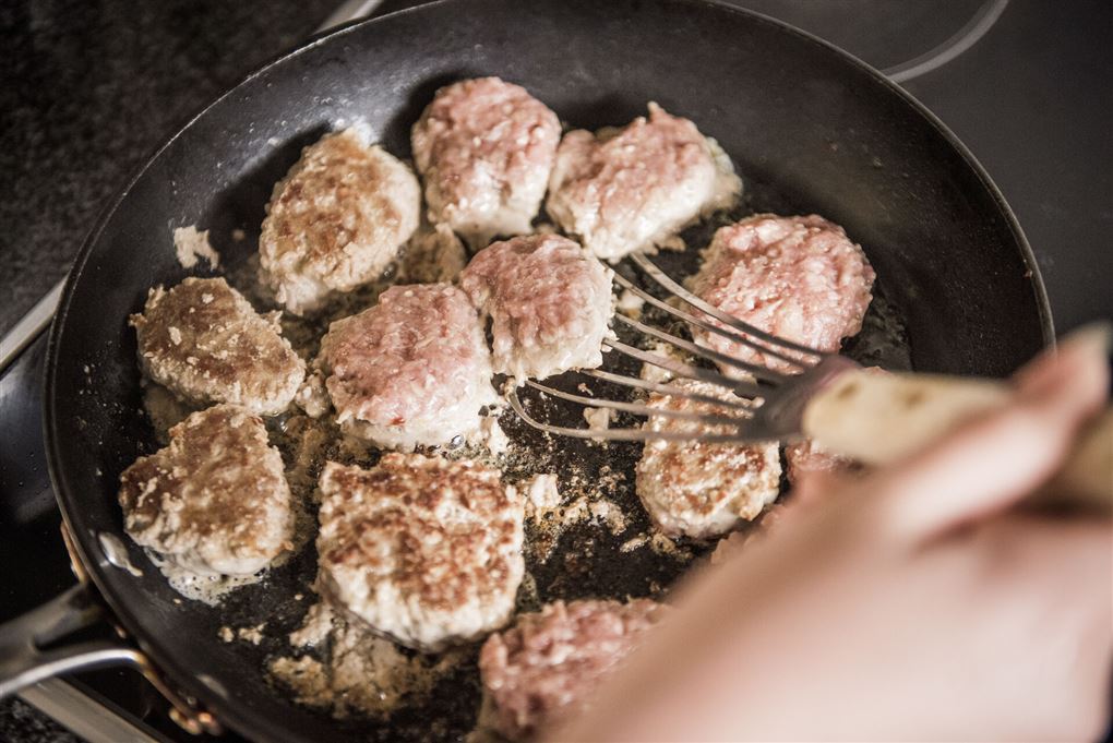 Frikadeller tilberedes på pande