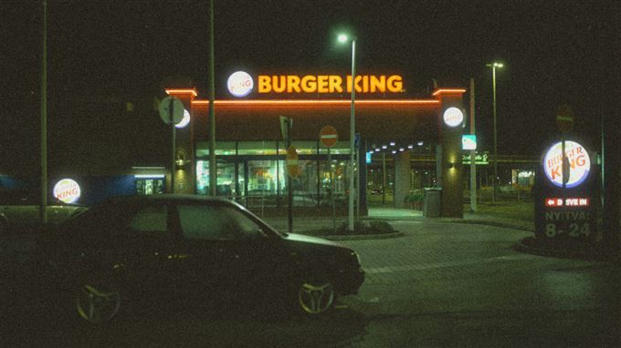 bil holder foran burgerrestaurant