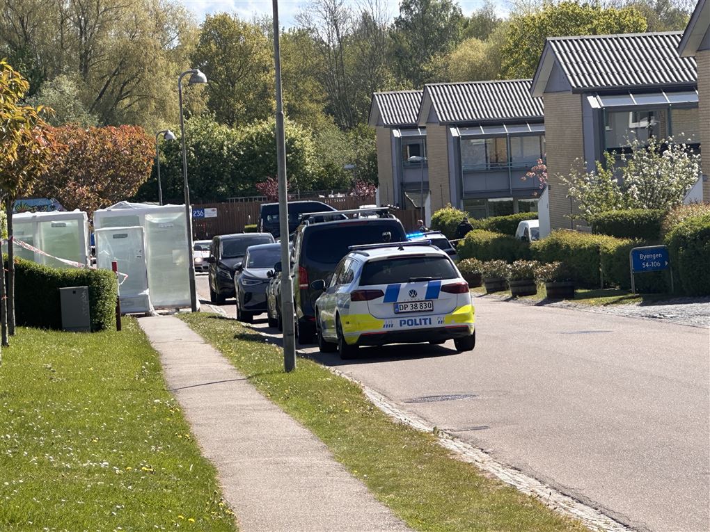politibiler på villavej