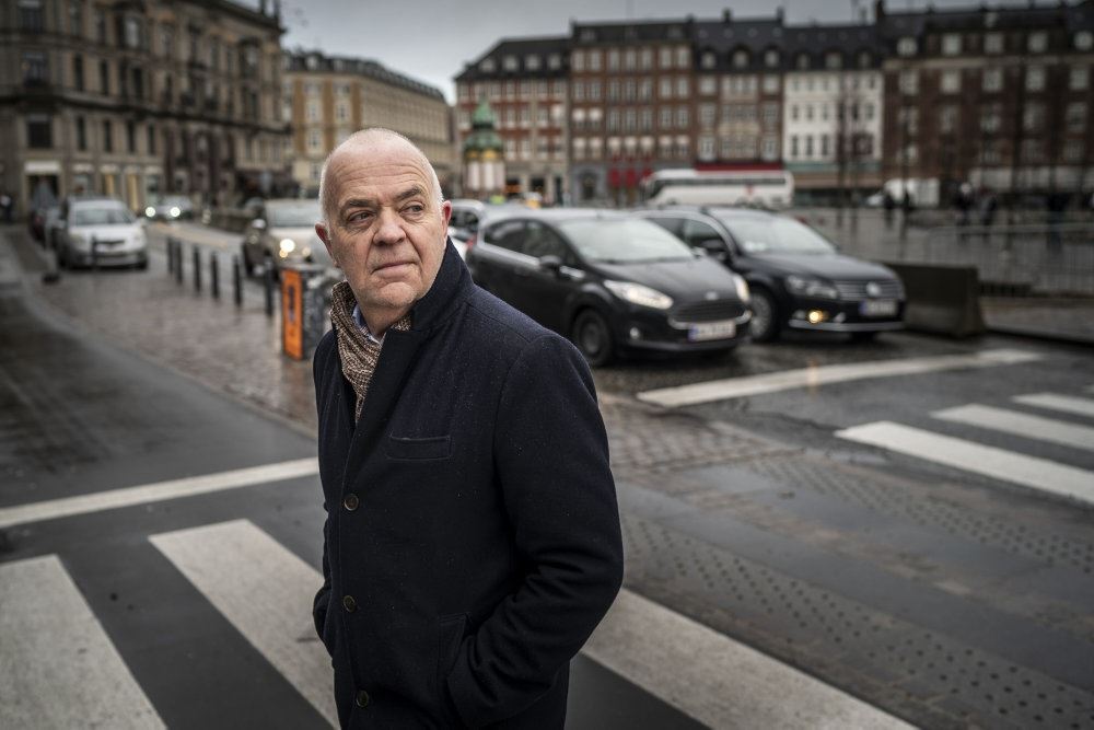 mand går i fodgængerfelt