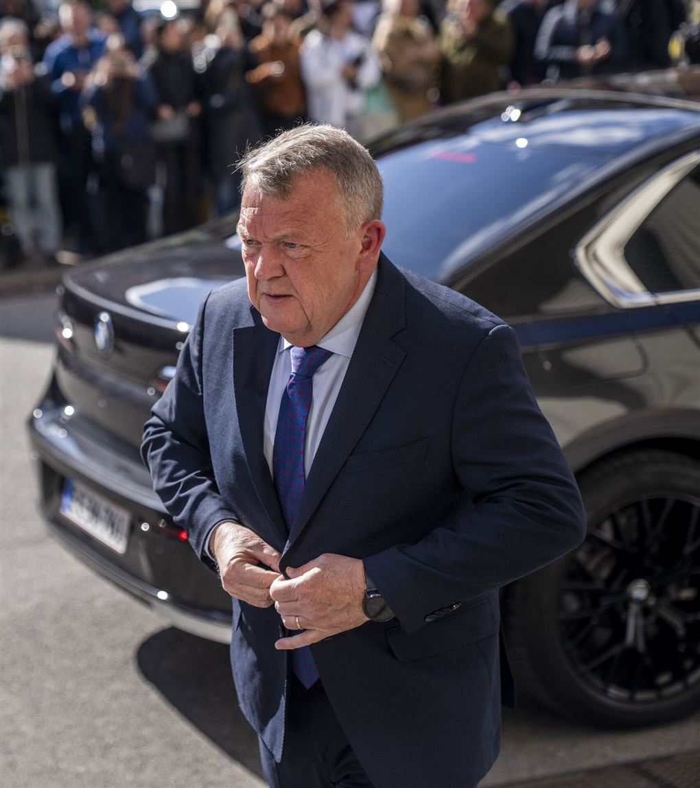 Lars løkke ved en bil